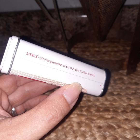 Vintage Johnson & Johnson Bandaid tin - Picture 3 of 7